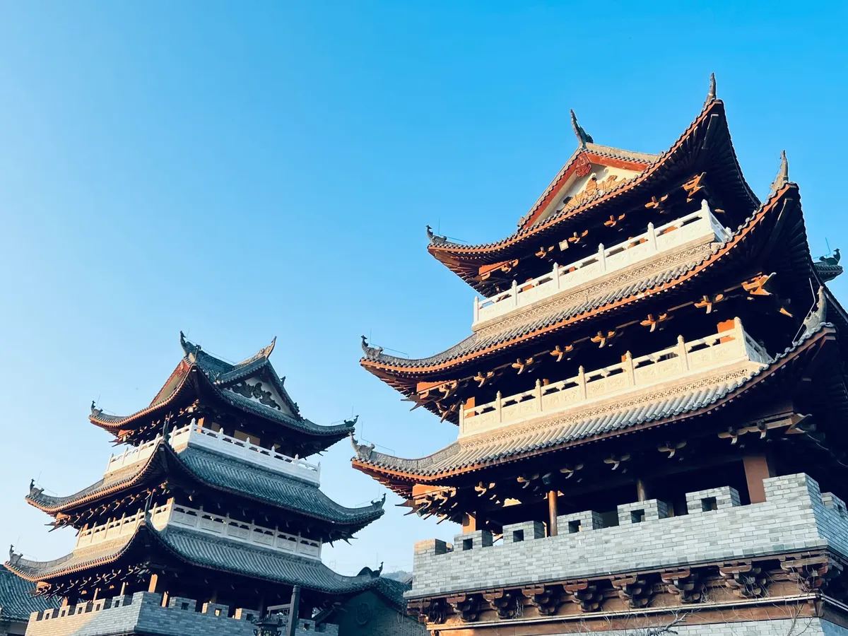 青空の下、古代中国のpagoda建築を描いた魅力的な写真、文化遺産を展示しています。